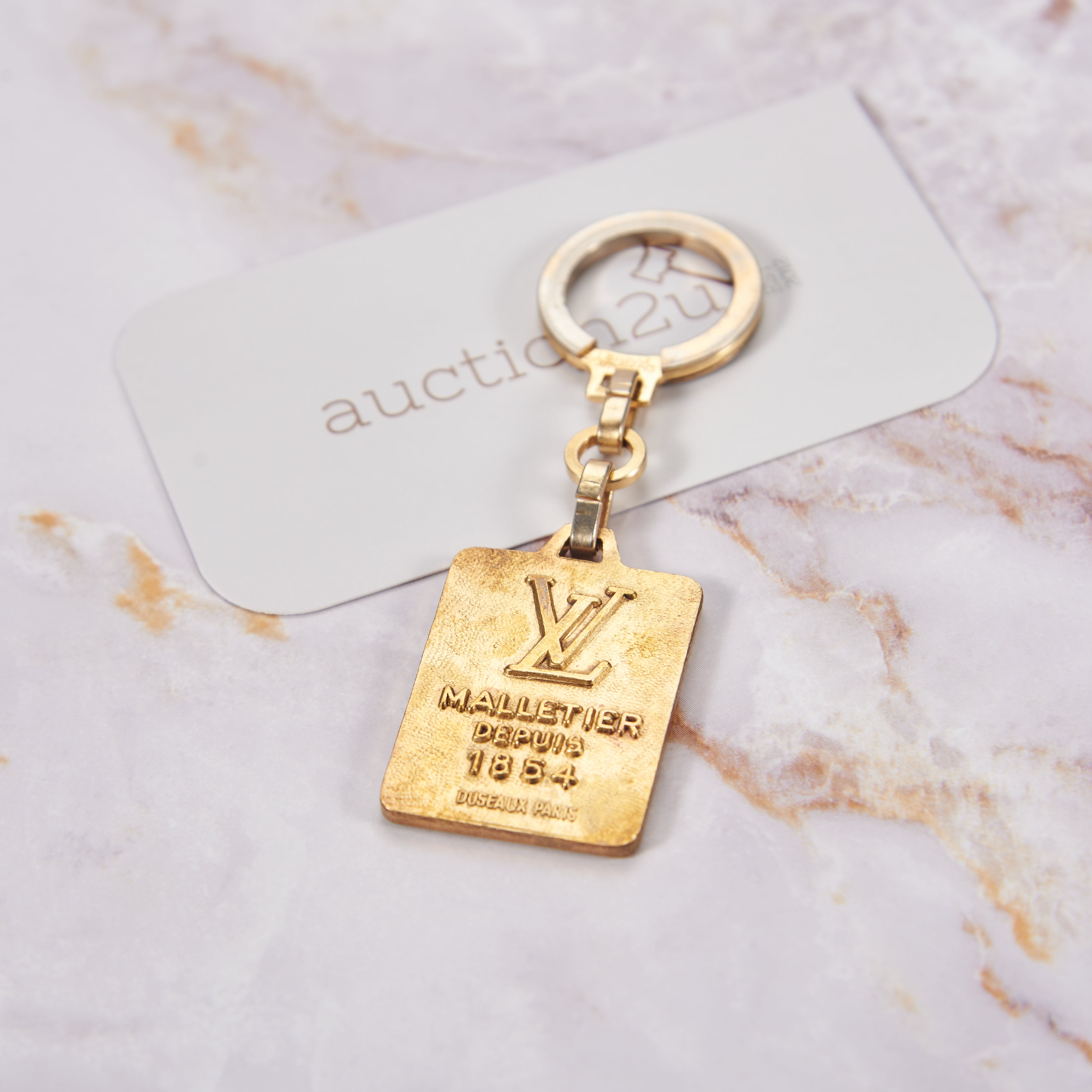 Louis Vuitton Brass Malletier LV Keychain ref.322413 - Joli Closet